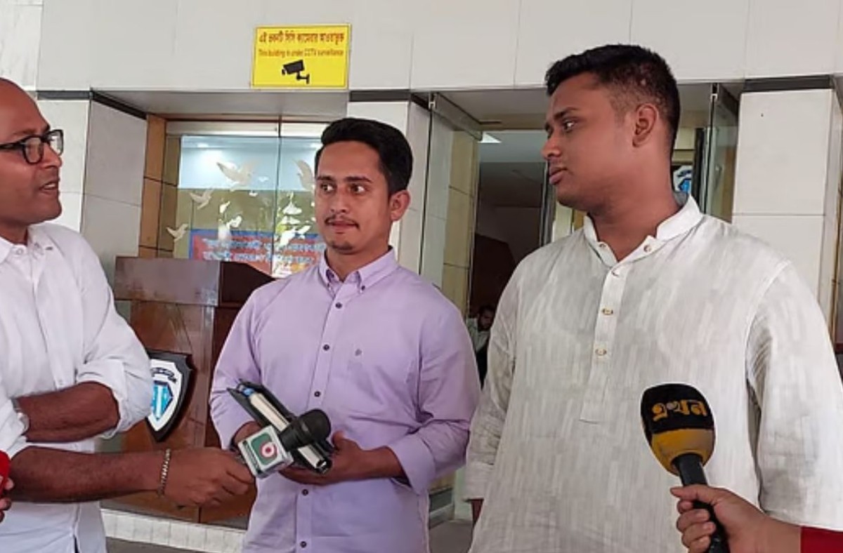 দুদক কার্যালয়ে সারজিস-হাসনাত, অভিযোগ নিয়ে ধোঁয়াশা