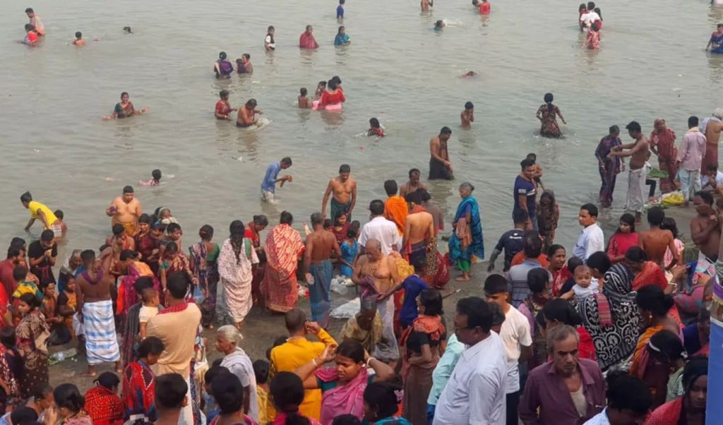 Tangail 1743854113 টাঙ্গাইলে যমুনা নদীতে গঙ্গাস্নান উৎসব, পাপ মোচনে হাজারো পুণ্যার্থীর ঢল
