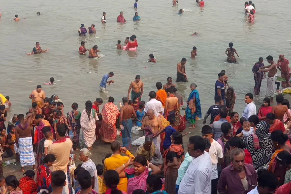 টাঙ্গাইলে যমুনা নদীতে গঙ্গাস্নান উৎসব, পাপ মোচনে হাজারো পুণ্যার্থীর ঢল