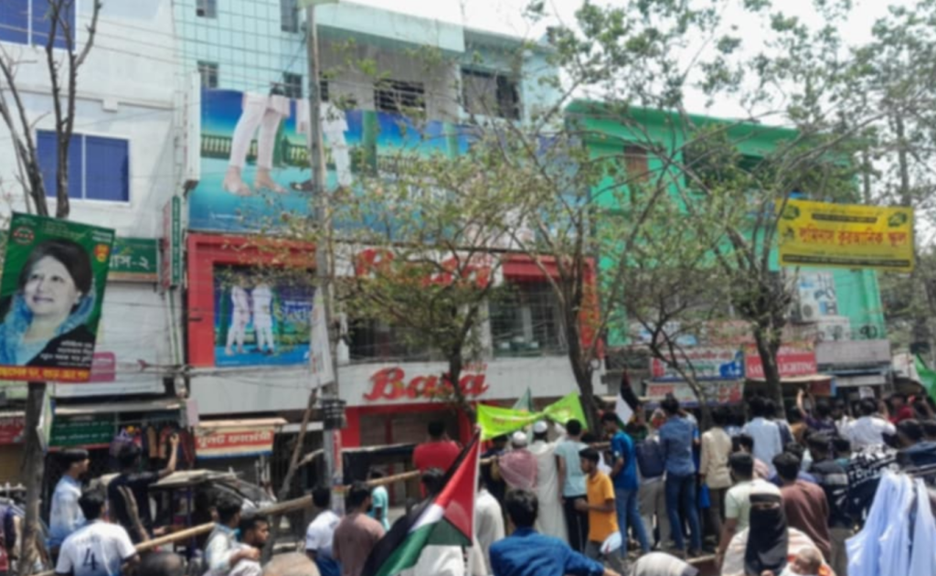 aabbc 16 1744023079 বগুড়ায় ইসরায়েলের বিরুদ্ধে তৌহিদী জনতার মিছিল, বাটার শো-রুম ভাঙচুর