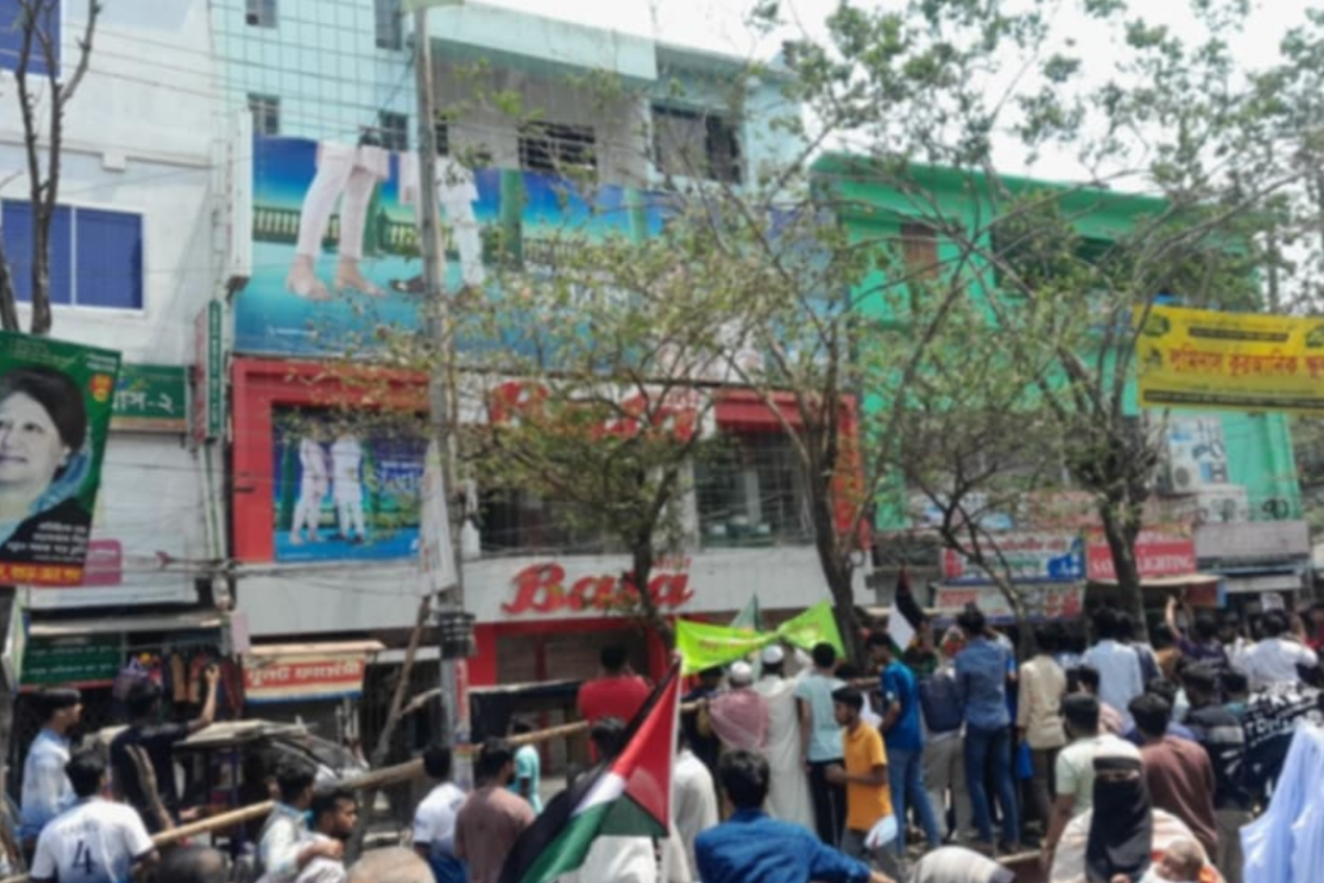 বগুড়ায় ইসরায়েলের বিরুদ্ধে তৌহিদী জনতার মিছিল, বাটার শো-রুম ভাঙচুর