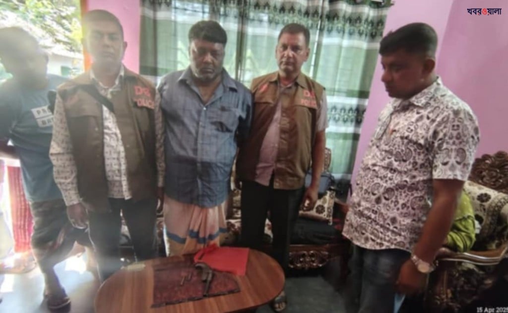 aabbc 20 1744723420 দৌলতপুরে অস্ত্র ও গুলিসহ আওয়ামী লীগ নেতা আটক