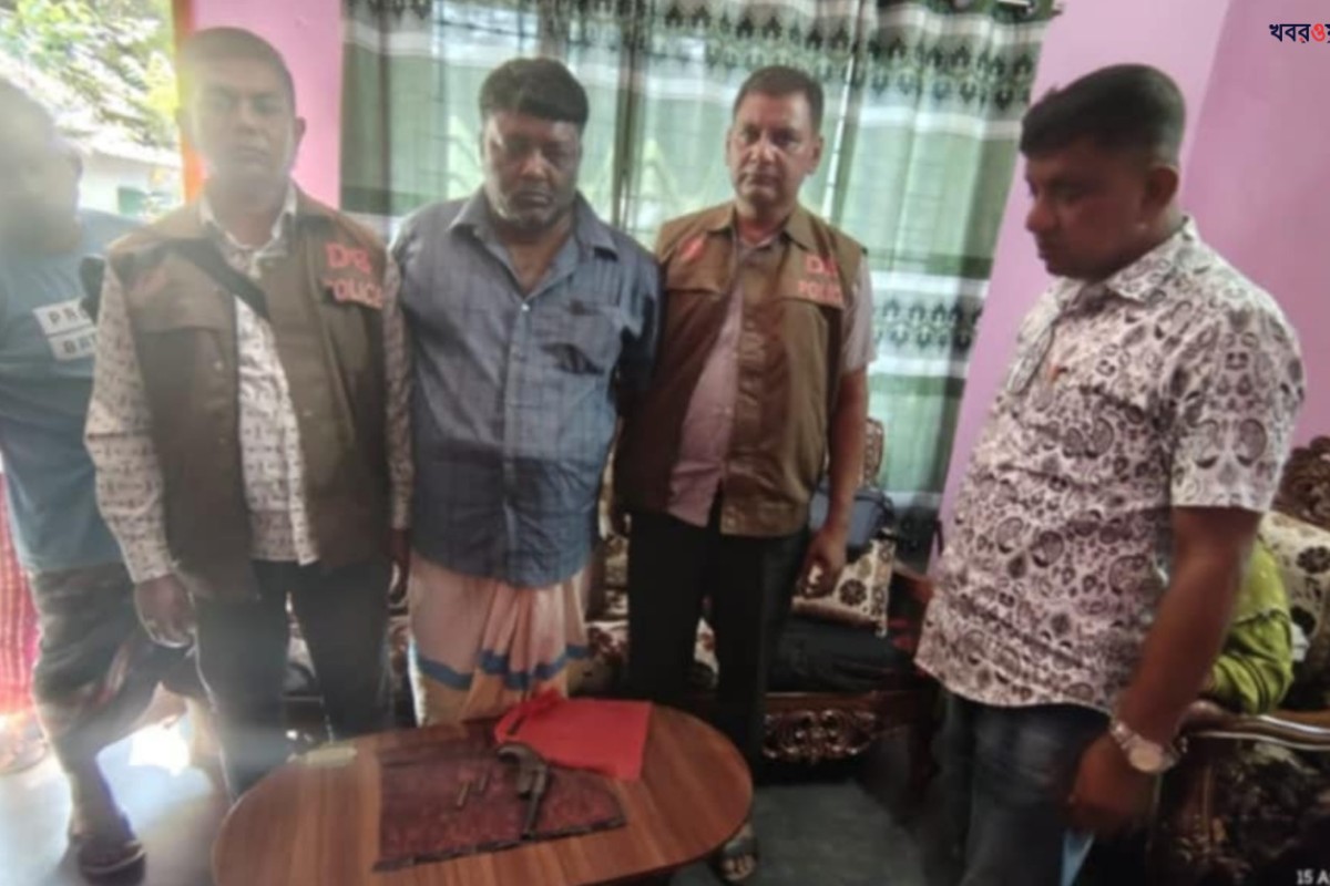 দৌলতপুরে অস্ত্র ও গুলিসহ আওয়ামী লীগ নেতা আটক