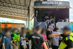 মালয়েশিয়ায় ১৩ বাংলাদেশিসহ আটক ১০৩