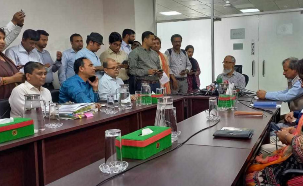 নির্বাচনী আচরণবিধির খসড়া তৈরি, প্রচারণায় পোস্টার থাকছে না: ইসি 2 aabbc 24 1744036536 নির্বাচনী আচরণবিধির খসড়া তৈরি, প্রচারণায় পোস্টার থাকছে না: ইসি