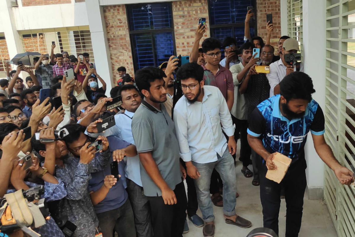 কুয়েটের ভিসির পদত্যাগের এক দফা ঘোষণা, তালা ভেঙে হলে ঢুকলেন শিক্ষার্থীরা