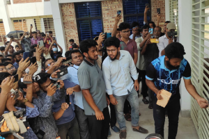 কুয়েটের ভিসির পদত্যাগের এক দফা ঘোষণা, তালা ভেঙে হলে ঢুকলেন শিক্ষার্থীরা