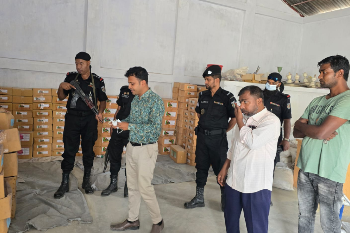 সার উৎপাদনে রাসায়নিকের পরিবর্তে মেশানো হয় বালু, একটি প্রতিষ্ঠানকে জরিমানা