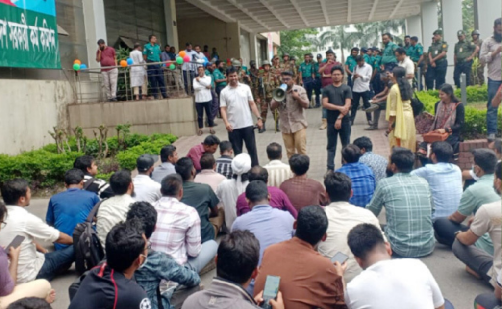 aabbc 35 1744113391 ৪৬তম বিসিএসের লিখিত পরীক্ষা পেছানোর দাবিতে বিক্ষোভ