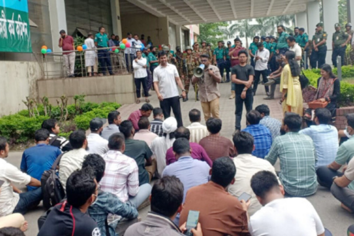 ৪৬তম বিসিএসের লিখিত পরীক্ষা পেছানোর দাবিতে বিক্ষোভ