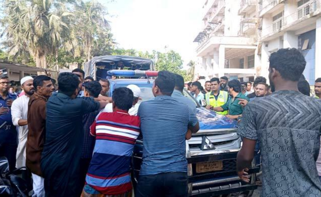 aabbc 71 1744380670 চিকিৎসকের দায়িত্বের অবহেলায় রোগীর মৃত্যুর অভিযোগ: চিকিৎসকের উপর হামলা