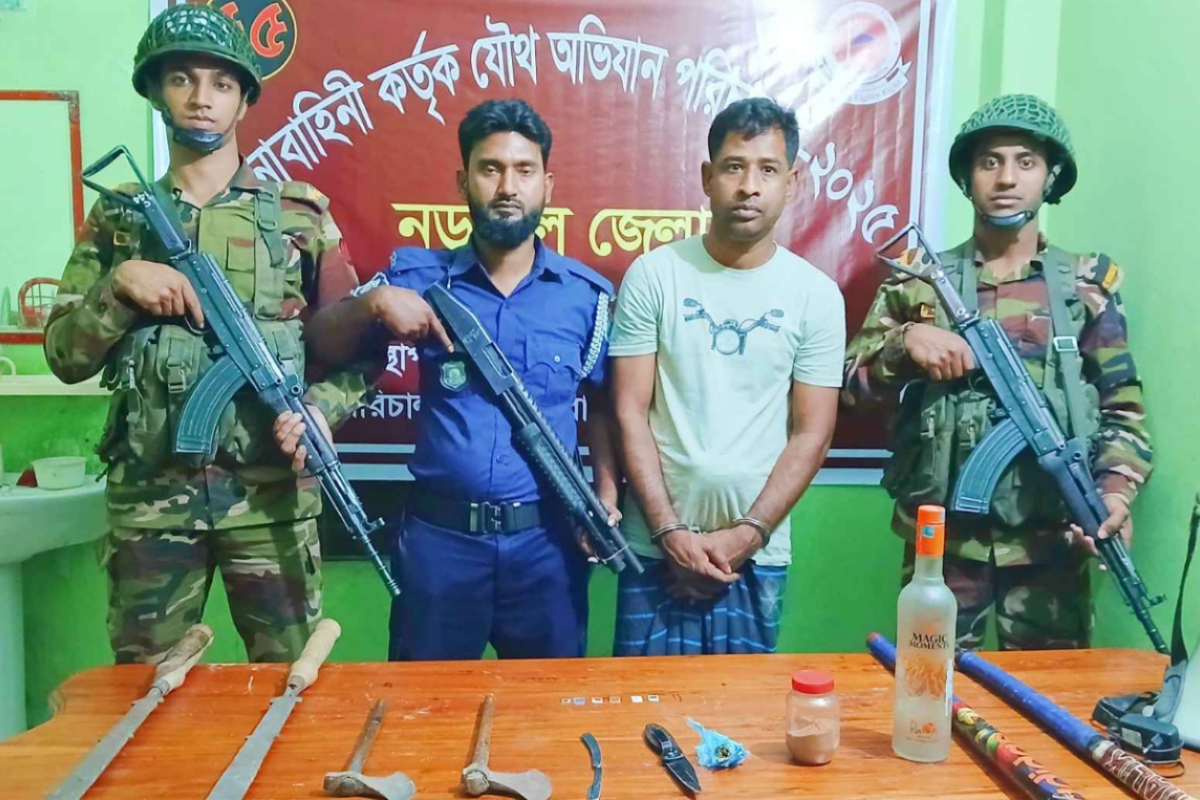 লোহাগড়ার আড়পাড়া গ্রামে দেশীয় অস্ত্র ও মাদকসহ আটক ১