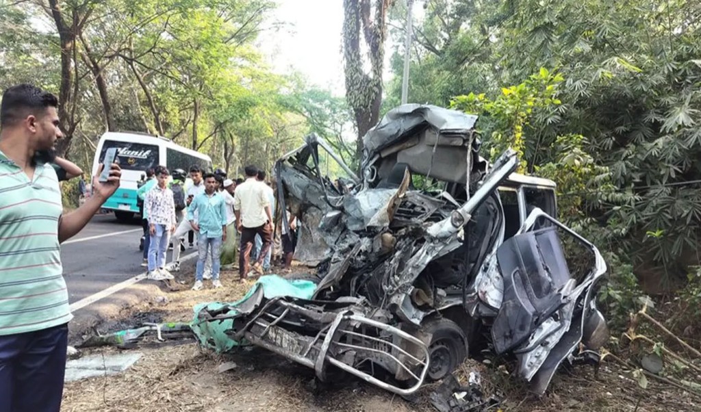 চট্টগ্রাম মহাসড়কে বাস ও মাইক্রোবাসের মুখোমুখি সংঘর্ষে নিহত ৭ 4 accident 1743564280 চট্টগ্রাম মহাসড়কে বাস ও মাইক্রোবাসের মুখোমুখি সংঘর্ষে নিহত ৭