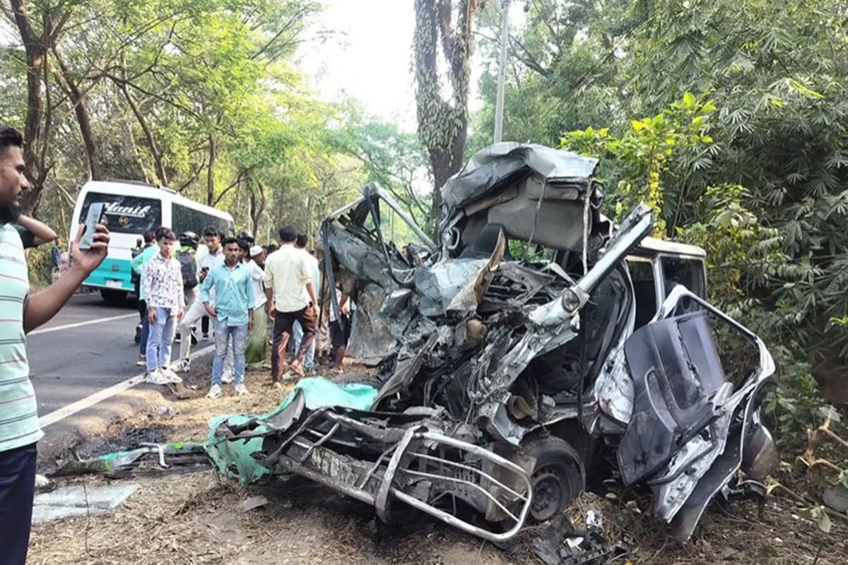 চট্টগ্রাম মহাসড়কে বাস ও মাইক্রোবাসের মুখোমুখি সংঘর্ষে নিহত ৭