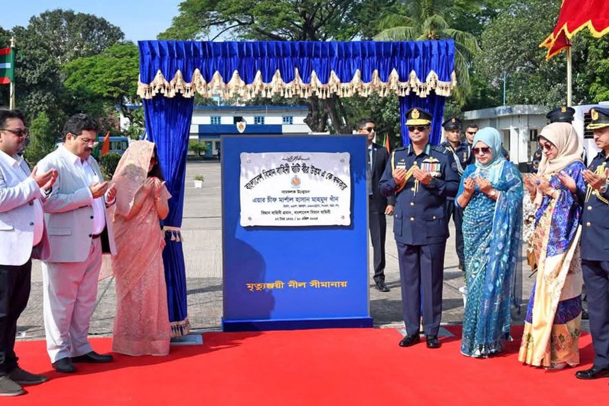 বীর উত্তম এ কে খন্দকারের নামে কুর্মিটোলা বিমানঘাঁটির নামকরণ