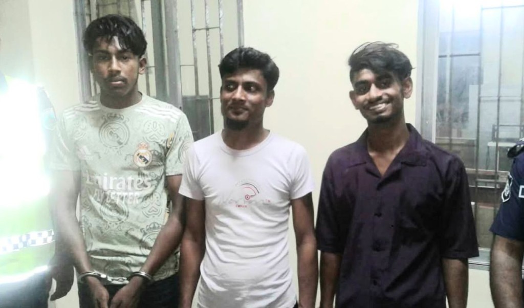 bagura 1743590414 বগুড়ায় পুলিশ কর্মকর্তার সঙ্গে অশালীন আচরণ, স্বেচ্ছাসেবকদলের তিন নেতাকর্মী আটক