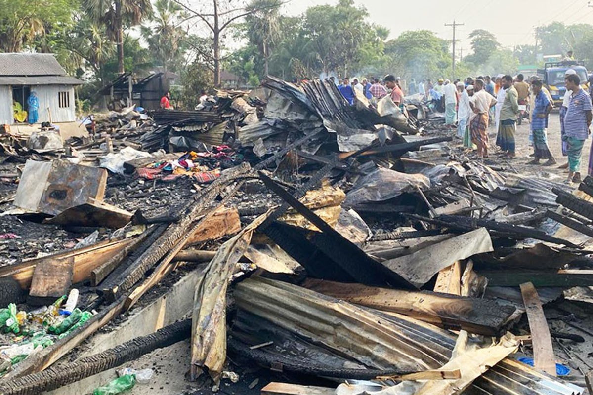 বরগুনার তালতলীতে অগ্নিকাণ্ডে ১৮ ব্যবসা প্রতিষ্ঠানসহ ৪ বসতঘর ভস্মীভূত