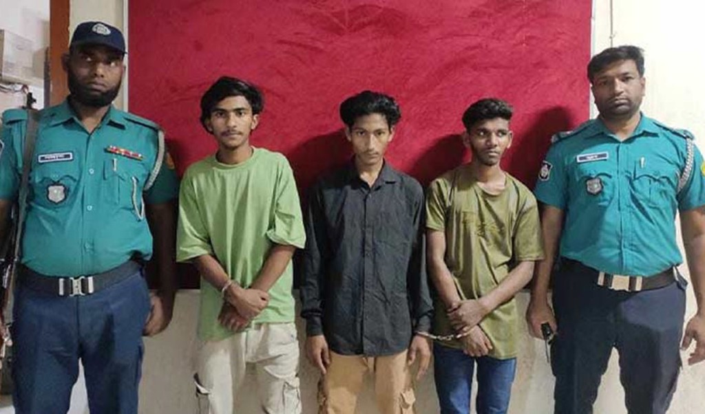 bata 1744079018 বাটা শো রুম ও কেএফসি রেস্টুরেন্ট ভাঙচুর-লুটপাটের ঘটনায় আটক ৩