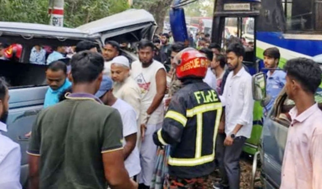 bus 1743571419 চট্টগ্রামের লোহাগাড়ায় বাস-মাইক্রোবাস সংঘর্ষে আরও ৩ জনের মৃত্যু, নিহত বেড়ে ১০