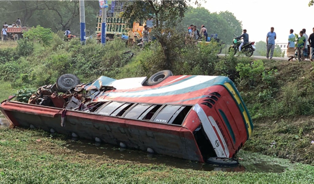 bus 1743994889 সাঈদীর কবর জিয়ারত করতে যাওয়া দুই বাস দুর্ঘটনার কবলে, নিহত ৩, আহত ৫০