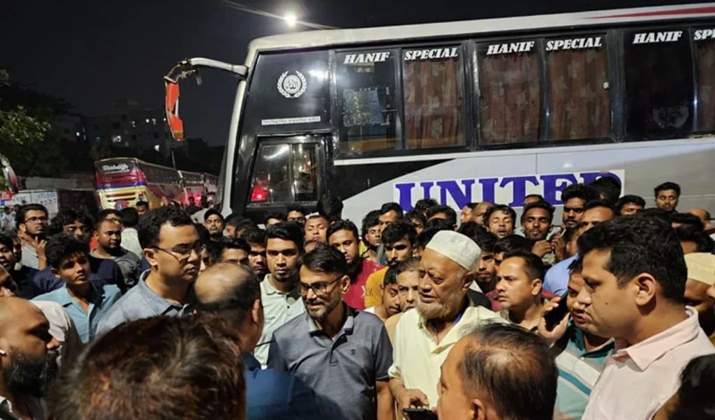 bus 1744606969 মহাখালী বাস কাউন্টার দখলকে কেন্দ্র করে দুই গ্রুপের মধ্যে হামলা, সড়ক অবরোধ