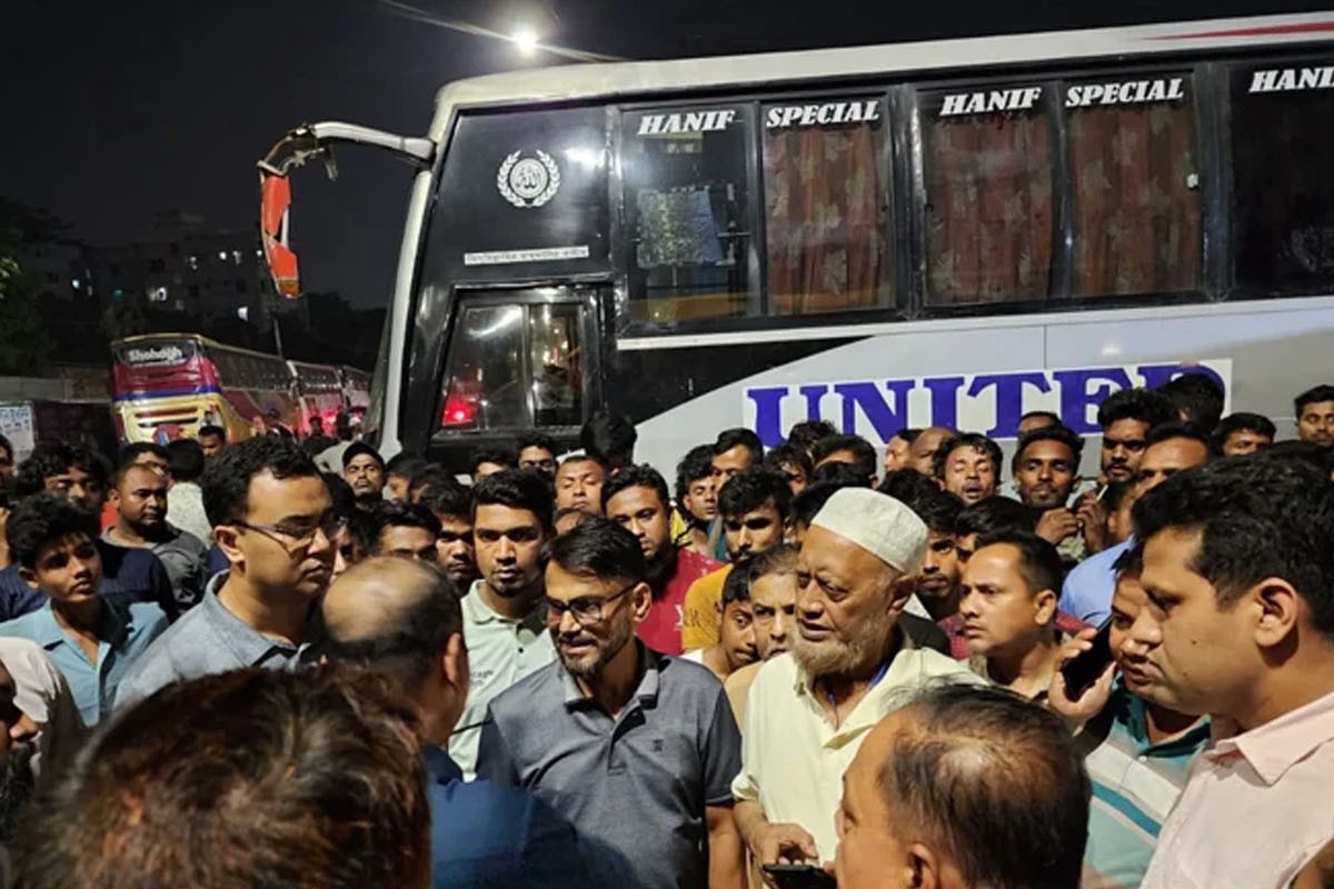 মহাখালী বাস কাউন্টার দখলকে কেন্দ্র করে দুই গ্রুপের মধ্যে হামলা, সড়ক অবরোধ
