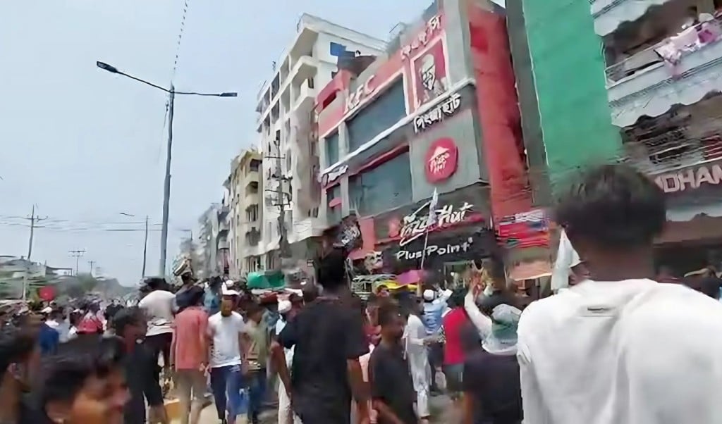 cox kfc 1744022688 কক্সবাজারে কেএফসি ও পিৎজা হাটসহ পাঁচটি রেস্তোরাঁয় ভাঙচুর