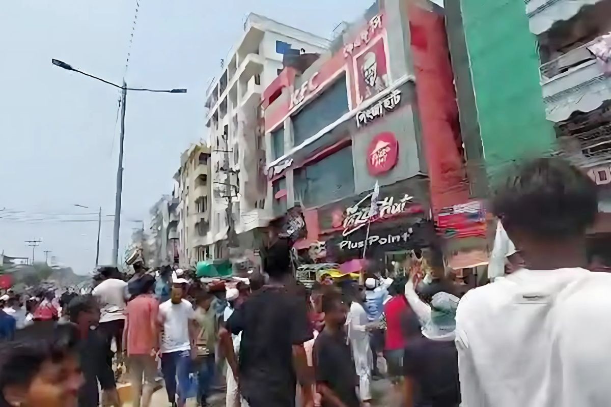 কক্সবাজারে কেএফসি ও পিৎজা হাটসহ পাঁচটি রেস্তোরাঁয় ভাঙচুর