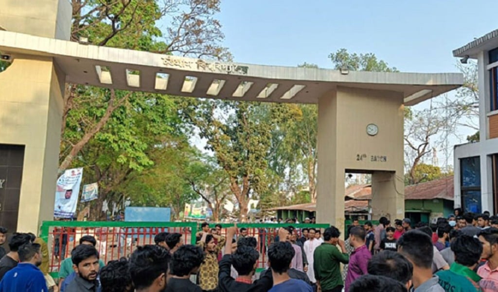 cu 1744694359 চবির শিক্ষার্থীর ওপর স্থানীয়দের হামলা: মূল ফটকে তালা ঝুলিয়ে প্রতিবাদ