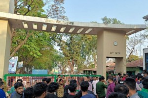 চবির শিক্ষার্থীর ওপর স্থানীয়দের হামলা: মূল ফটকে তালা ঝুলিয়ে প্রতিবাদ