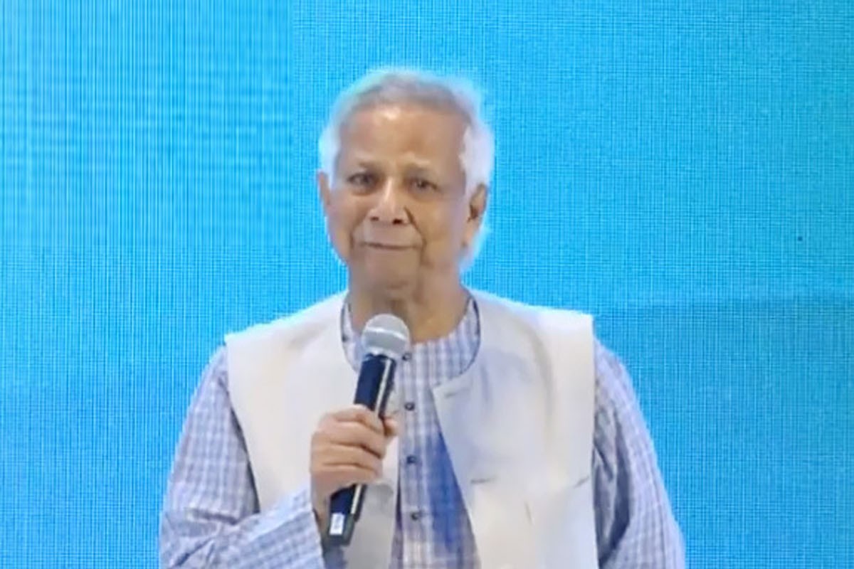 বিনিয়োগে অবদান রাখায় তিন প্রতিষ্ঠানকে পুরস্কার দিলেন প্রধান উপদেষ্টা