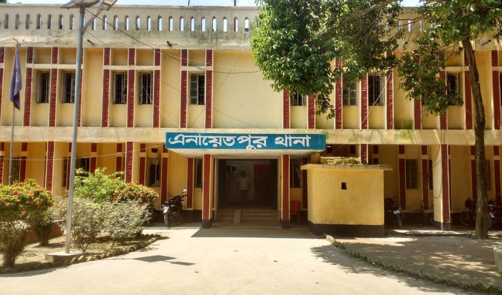 enayetpur 1743685929 সিরাজগঞ্জে কৃষক ও তার স্ত্রীর হাত-পা বেঁধে ১১ গরু লুট করল ডাকাতদল