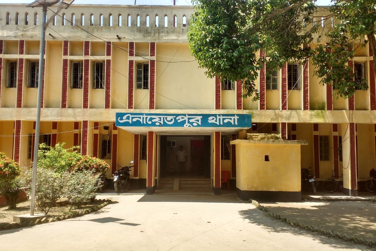 সিরাজগঞ্জে কৃষক ও তার স্ত্রীর হাত-পা বেঁধে ১১ গরু লুট করল ডাকাতদল