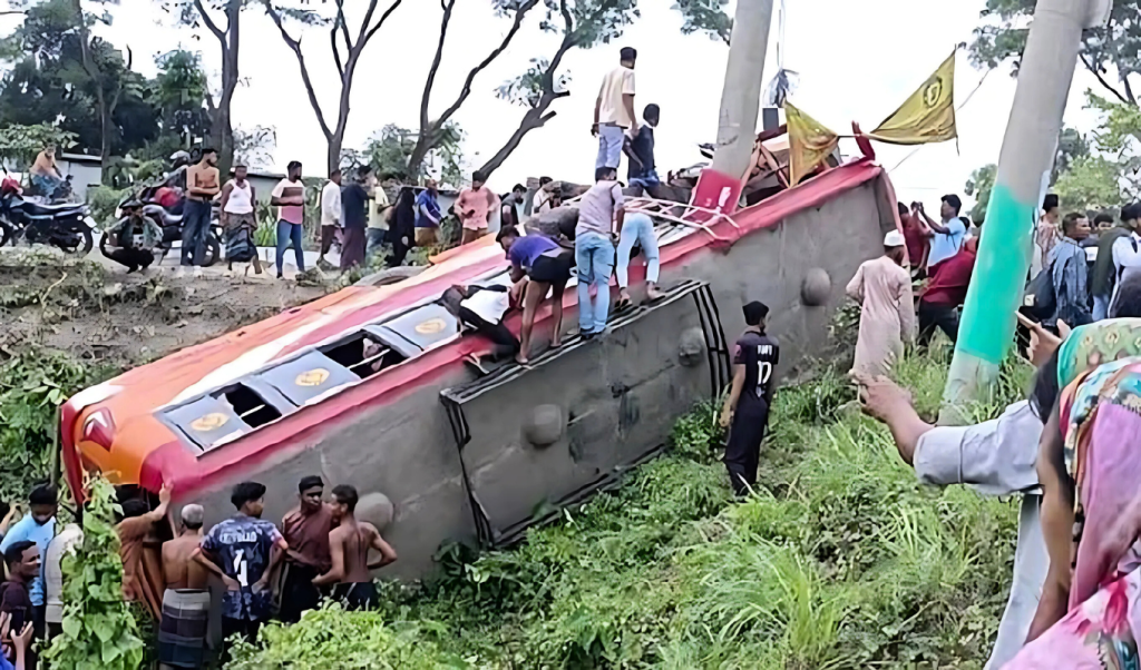 faridpur 1744106691 ফরিদপুরে বাস উল্টে খাদে পড়ে বাবা-ছেলেসহ নিহত বেড়ে ৭, আহত ৩২