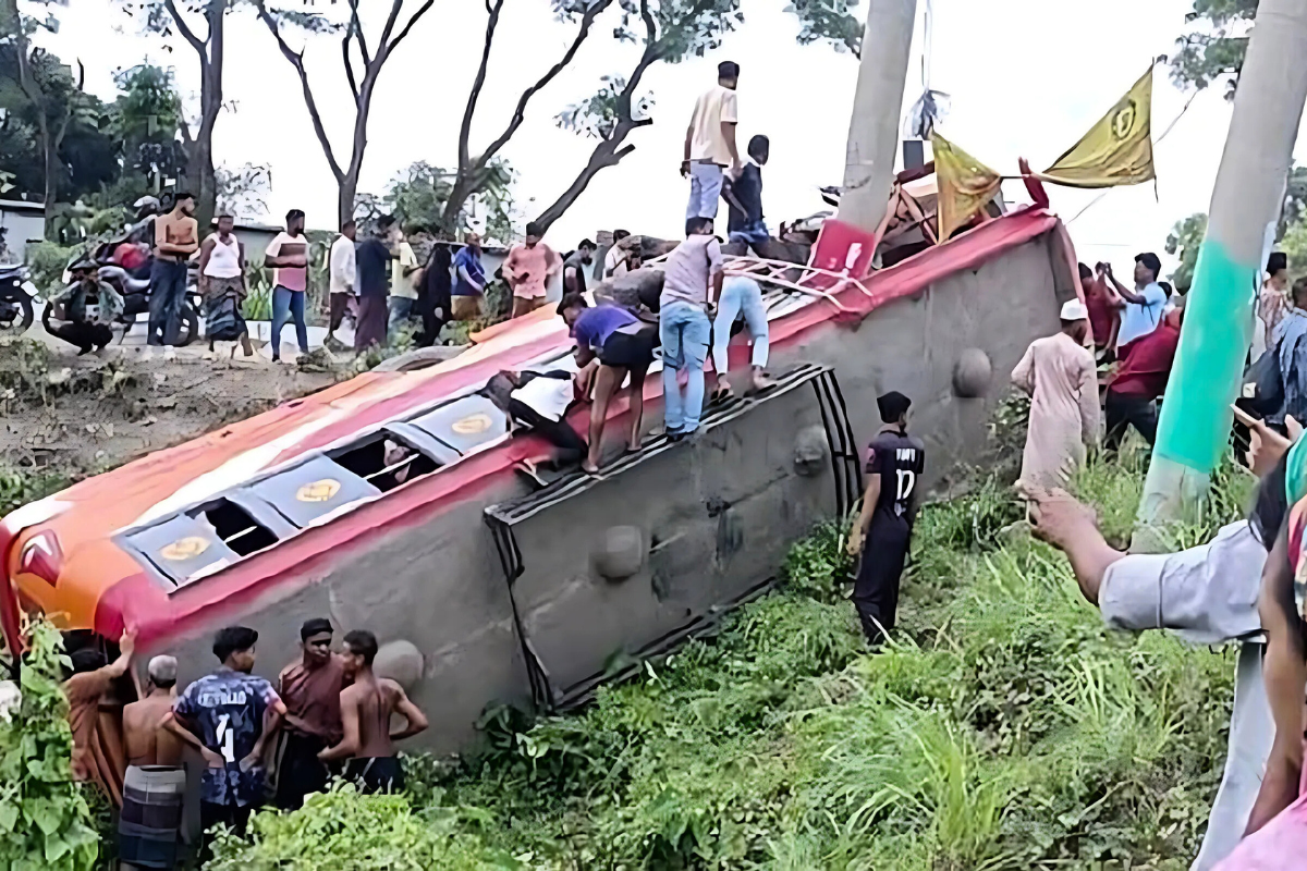 ফরিদপুরে বাস উল্টে খাদে পড়ে বাবা-ছেলেসহ নিহত বেড়ে ৭, আহত ৩২