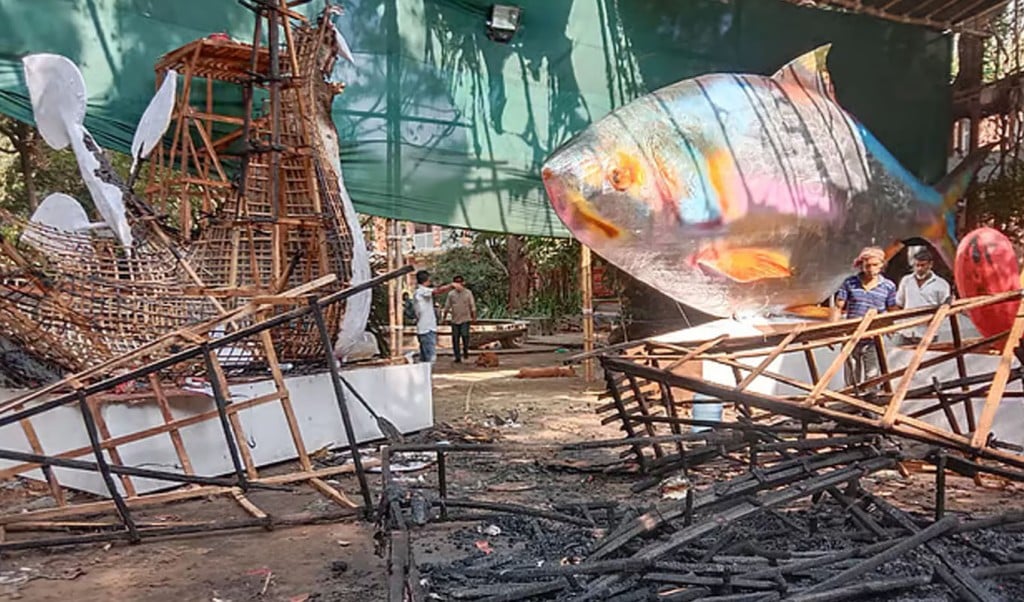 fasi 1744429308 আগুনে পুড়ে গেলো ‘ফ্যাসিবাদের মুখাকৃতি’ ও ‘শান্তির পায়রা’ মোটিফ