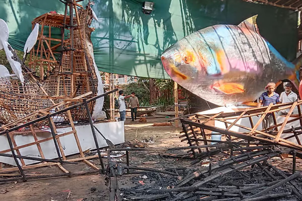 আগুনে পুড়ে গেলো ‘ফ্যাসিবাদের মুখাকৃতি’ ও ‘শান্তির পায়রা’ মোটিফ