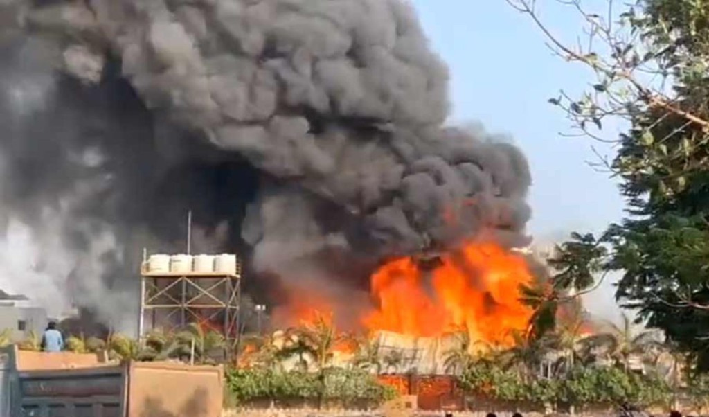 gujrat fire 1743512385 ভারতের গুজরাটে আতশবাজির কারখানায় বিস্ফোরণ, ১৭ শ্রমিক নিহত