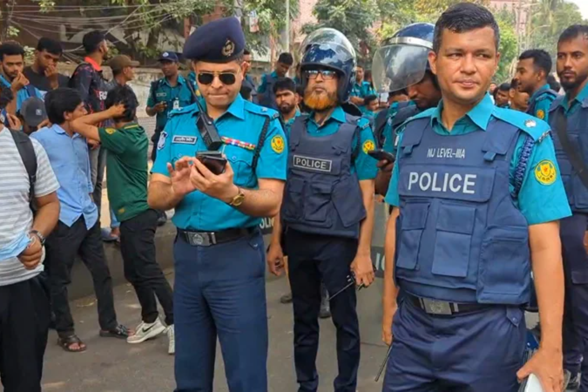 ঢাকা কলেজ ও সিটি কলেজের শিক্ষার্থীদের মধ্যে সংঘর্ষ চলছে