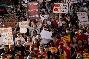 ট্রাম্পবিরোধী বিক্ষোভে উত্তাল যুক্তরাষ্ট্র