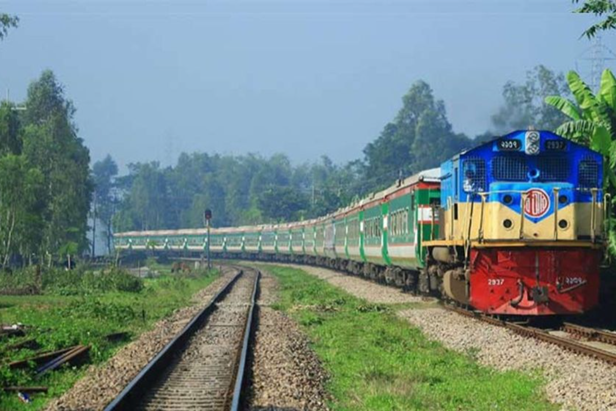 ১৩ ঘণ্টা পর উত্তরাঞ্চলের সঙ্গে ট্রেন চলাচল শুরু