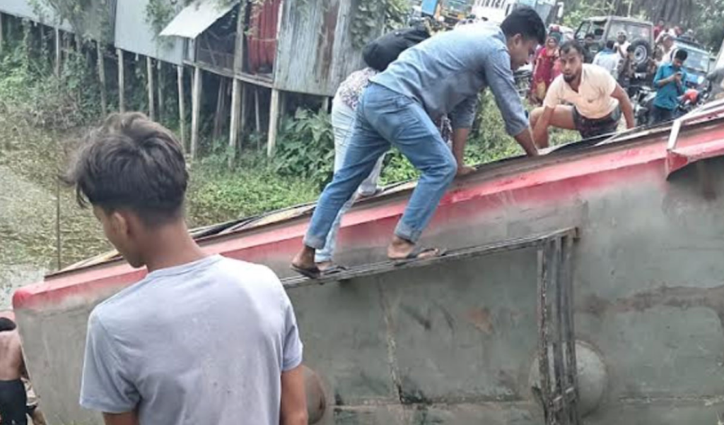 image 1360x800 81 1744094437 ফরিদপুরে বাস খাদে পড়ে নিহত ৫
