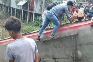 ফরিদপুরে বাস খাদে পড়ে নিহত ৫