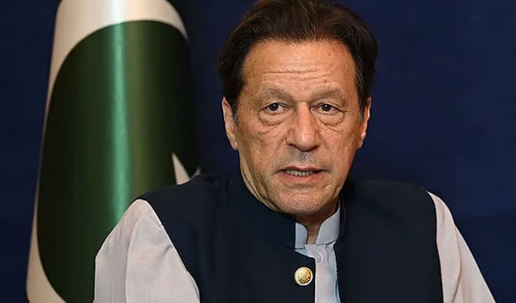 imrankhan 1743477576 যে কারণে ঈদের নামাজ পড়তে পারেননি ইমরান খান