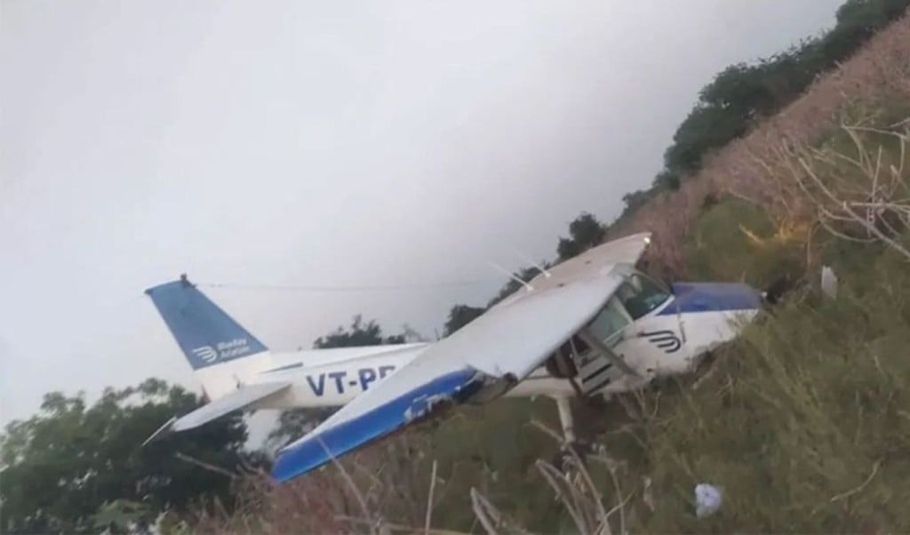 india plane c 1743502976 ভারতে বিমান বিধ্বস্ত, নারী পাইলট আহত
