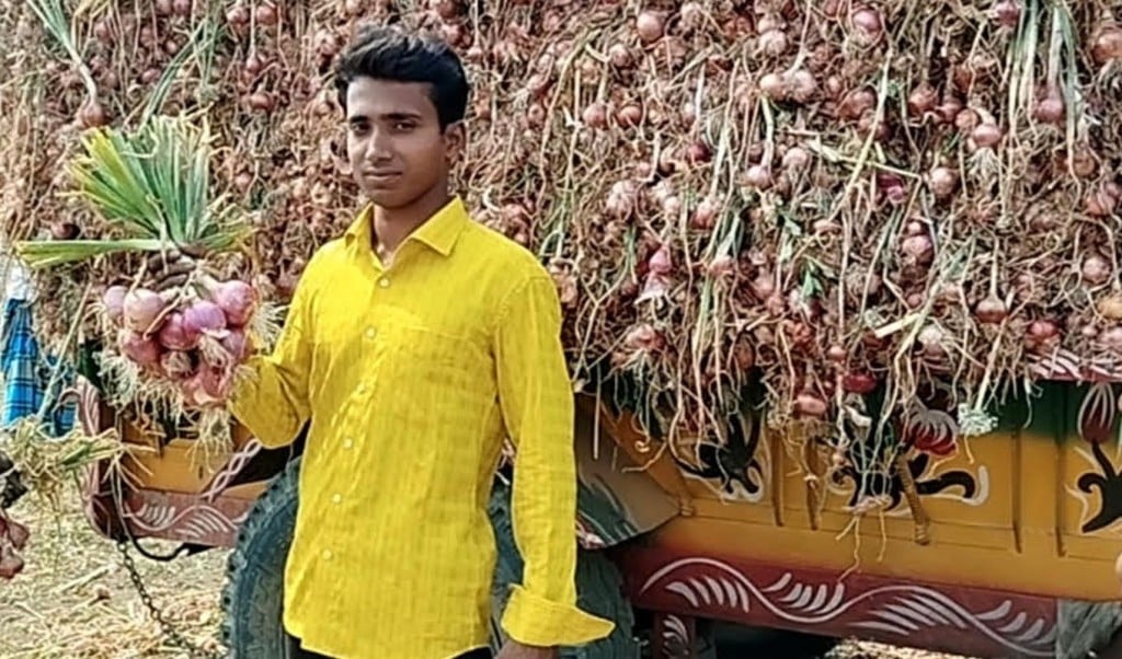 monir 1744256244 পিঁয়াজ উৎপাদনে সাড়া ফেলেছে কুমারখালীর মনিরুল, বছরে আয় ২১ লাখ টাকা