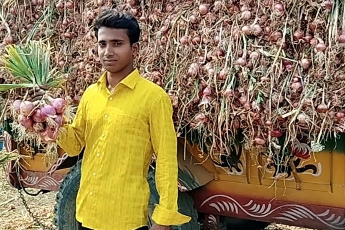 পিঁয়াজ উৎপাদনে সাড়া ফেলেছে কুমারখালীর মনিরুল, বছরে আয় ২১ লাখ টাকা