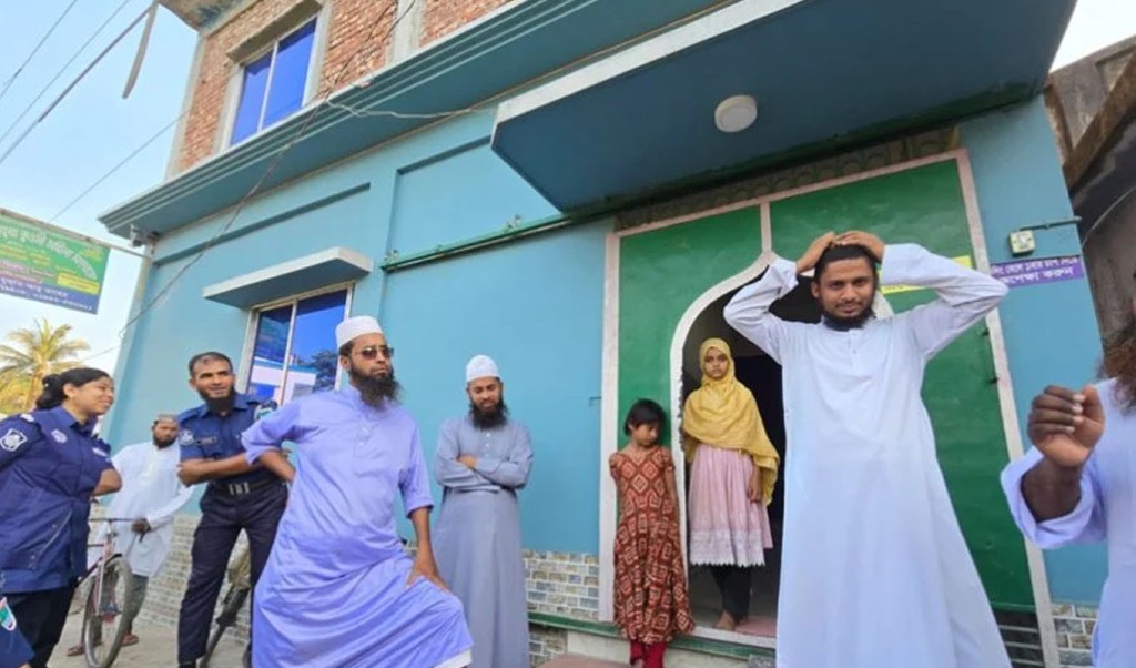 যশোরে এক কওমি মাদ্রাসার ছাত্রীদের শোয়ার ঘরে সিসি ক্যামেরা,মনিটর শিক্ষকের কক্ষে 2 navaron 1744342603 যশোরে এক কওমি মাদ্রাসার ছাত্রীদের শোয়ার ঘরে সিসি ক্যামেরা,মনিটর শিক্ষকের কক্ষে