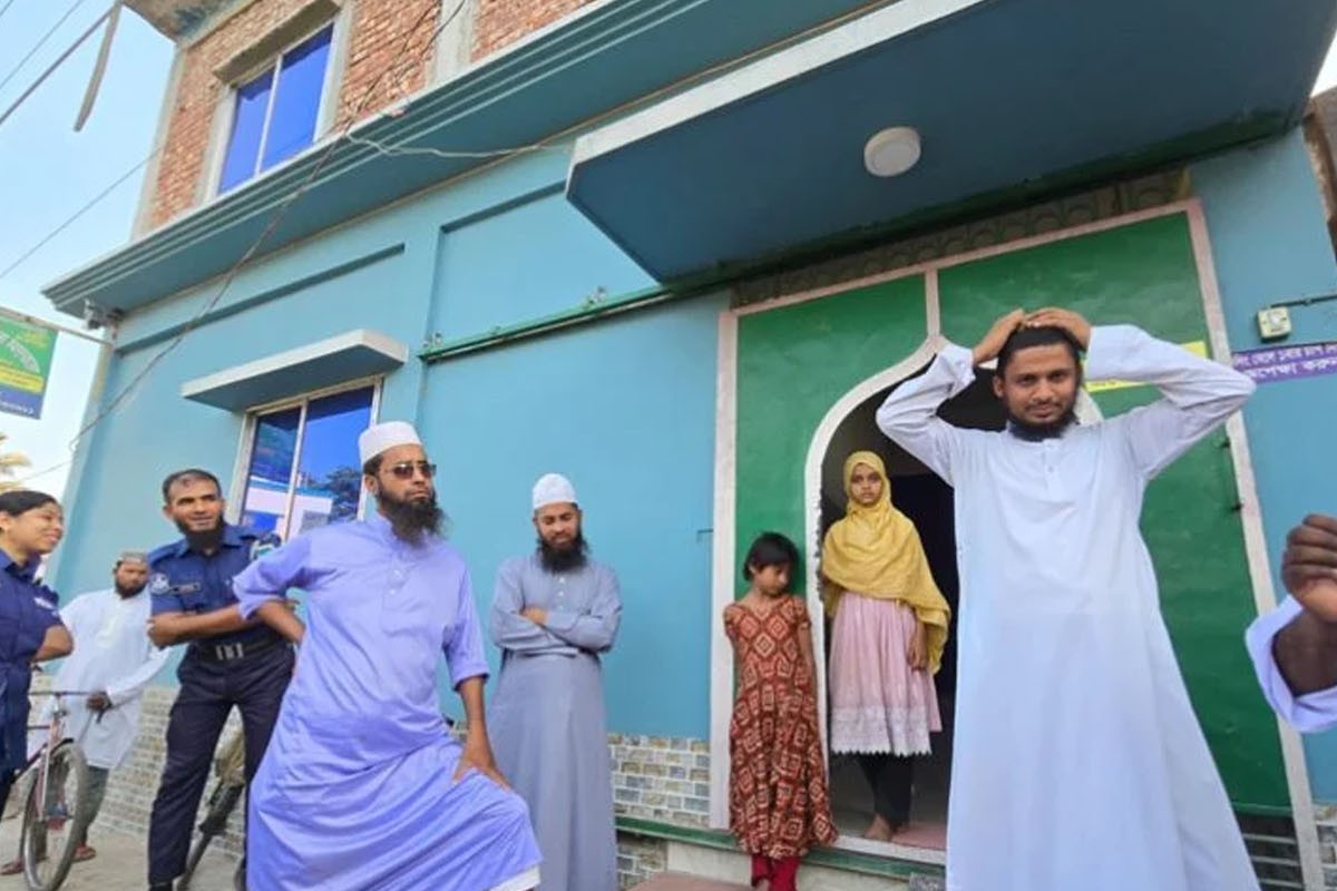 যশোরে এক কওমি মাদ্রাসার ছাত্রীদের শোয়ার ঘরে সিসি ক্যামেরা,মনিটর শিক্ষকের কক্ষে