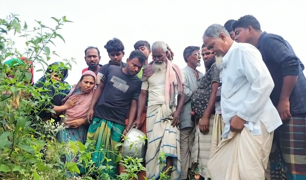 pabna 1744192071 পাবনায় সড়কের পাশে মিলল ব্যবসায়ীর গলাকাটা মরদেহ